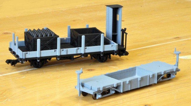 Au deuxième plan, un wagon plat à guérite MAGIC TRAIN de Fleischmann en Oe, chargé de caisses à obus sont en l’impression 3D réalisée par Romain, membre de l’AMAL.