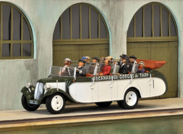 Pierre : Autocar d’excursion CITROEN de la collection de presse AUTOCARS, peuplé d’un conducteur OMEN en métal blanc, et de touristes en résine vendus sans les jambes, de marque AIDEN CAMPBELL (UK).