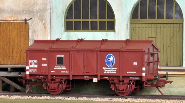 Toujours apporté par François, : Après le succès de ses versions "transport de chaux", c'est une décoration Potasses d'Alsace en marquages SNCF que nous a concocté Schnellenkamp. Fin de l'époque III.