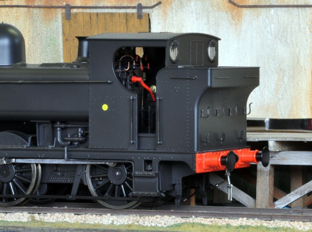 La "devanture" est finement détaillée et peinte. Les attelages sont à vis. Le châssis noir permet une version francisée facile. L'embiellage est intérieur ainsi que pour beaucoup de locomotives d'Outre-Manche.