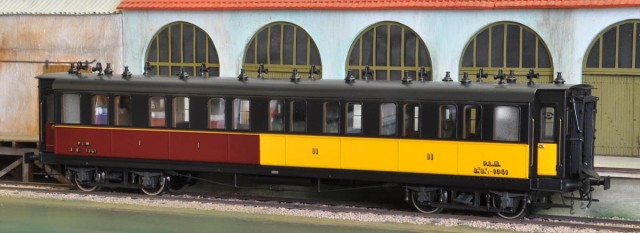 Toujours de Pierre, une voiture PLM mixte 1/2  produite par ELLETREN et achetée sur eBay à la moitié de sa valeur, pour compléter un fourgon acheté il y a quelques mois. L’objectif est de reconstituer à terme une vraie rame d’avant la 1ère guerre mondiale.