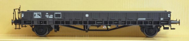 Sortis de boîtes par Bernard et Patrick. Production de Schnellenkamp, ces modèles en immatriculation SNCF sortent en variantes d'époque. Plats ex-ULM. Ci-dessus la version à caisse bois avec plateforme et frein manuel, et ci-dessous la version métallique sans plateforme. Chrezo qui est à l'origine des versions françaises est satisfait : il a commandé 250 modèles et il lui en restait 7 en stock à la date de notre réunion. Mais de ce niveau, on en redemande !