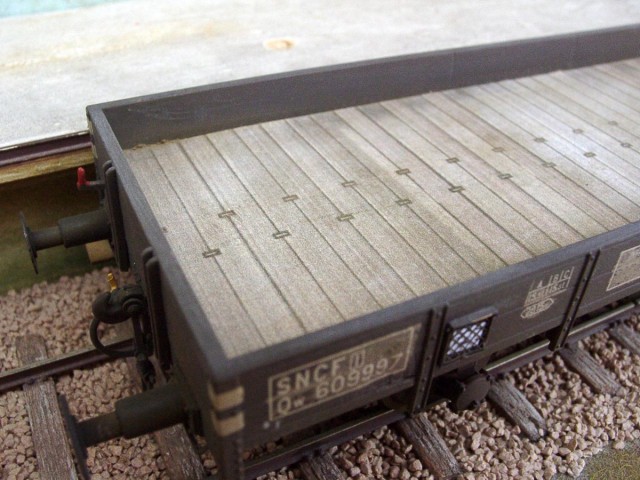 Gros plan sur un plancher imprimé.