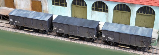 Les 3 couverts G10.<br /><br />On a beau dire, lorsque l’on regarde des trains sur nos réseaux, nous voyons les choses de dessus. Aussi un traitement soigneux des toitures et des chargements est-il important.<br /><br />Si les couverts ont reçu des toitures métalliques, ce n’était pas le cas des wagons construits au début du XXème siècle, ce qui est le cas des G10, construits avant la guerre 14-18. Ceux-ci avaient des toitures en lattes de bois,<br /><br />recouvertes de toile soigneusement goudronnée et clouée sous les rebords.<br /><br />Mais en modélisme les constructeurs n’abordent pas cet aspect et des belles surfaces lisses en plastique, parfois en métal reçoivent la peinture. C’est vrai que les photos de dessus de ces wagons ne sont pas légion, et souvent ne sont pas publiées. Par chance Christian en possède une en couleur du tout début des années 60, sur laquelle des toitures bien patinées suivent une 141 R... Il n’y a plus qu’à copier !