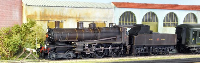 Philippe nous présente son matériel. La 3.500 Fulgurex, en tête de la rame Nord, après digitalisation (gros travail pour trouver de la place dans la machine) a subi une patine générale afin de réaliser une rame d’aspect homogène.