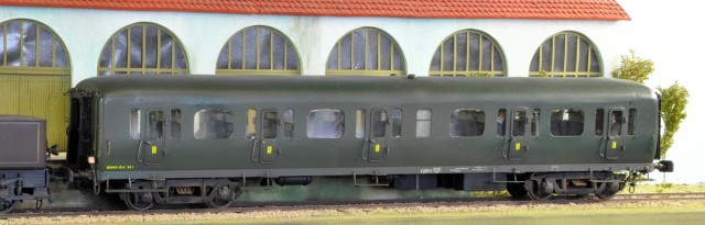 La remémoration consista à refaire la peinture extérieure avec un vert Nord (Railcolor de chez AMF87) et redécorer les intérieurs dans les coloris d’origine (après recherche iconographique). Des personnages du commerce (fabrication chinoise mais qui me sert de base) modifiés prennent place dans les voitures. Une patine est appliquée à l’aérographe avec les produits RailColor conçus pour cette usage. Afin de faire rouler ces voitures sur mon réseau pourvu de courbes de rayon court, j’ai ajouté une feuille de plasticart collée aux tampons afin d’augmenter leur largeur. Les lettrages de classe apposés sur les portières ont été découpés dans de l’adhésif avec une RoboCut et les lettrages d’immatriculation m’ont été gentiment offert par Martyna suite à un contact téléphonique (il lui restait une planche de décals utilisée pour une décoration époque III avec ce qui m’intéressait sur les parties restantes). Ci-dessus et ci-dessous une voiture Martyna - CMPM.