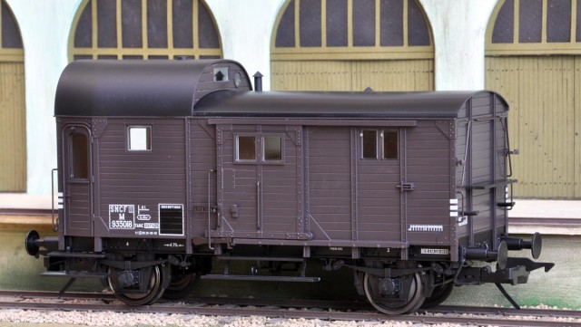 Ce fourgon marchandises SNCF est d'origine allemande : Un certain nombre d’exemplaires de fourgons prussiens pour trains de marchandises Pwg14 est livré à la France au titre de l’Armistice 1918. Lenz avait sorti des versions DR et DB, et à l'initiative de Chrezo et de l'importateur Hobby66 (pour la France) une version française est décorée. Le moule et certains détails restent germaniques, mais la teinte et les inscriptions sont bien conformes à la version française. Une centaine de modèles de cette version ont vu le jour, et Christian qui a déjà acquis et commencé à "franciser" le modèle DB reprendra les deux modèles afin de les rendre conformes et "en état d'usage", c'est à dire patinés. Nous en reparlerons quand ce sera terminé.