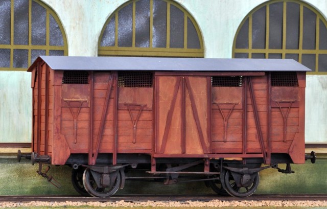 Ce fourgon marchandises SNCF est d'origine allemande : Un certain nombre d’exemplaires de fourgons prussiens pour trains de marchandises Pwg14 est livré à la France au titre de l’Armistice 1918. Lenz avait sorti des versions DR et DB, et à l'initiative de Chrezo et de l'importateur Hobby66 (pour la France) une version française est décorée. Le moule et certains détails restent germaniques, mais la teinte et les inscriptions sont bien conformes à la version française. Une centaine de modèles de cette version ont vu le jour, et Christian qui a déjà acquis et commencé à "franciser" le modèle DB reprendra les deux modèles afin de les rendre conformes et "en état d'usage", c'est à dire patinés. Nous en reparlerons quand ce sera terminé.