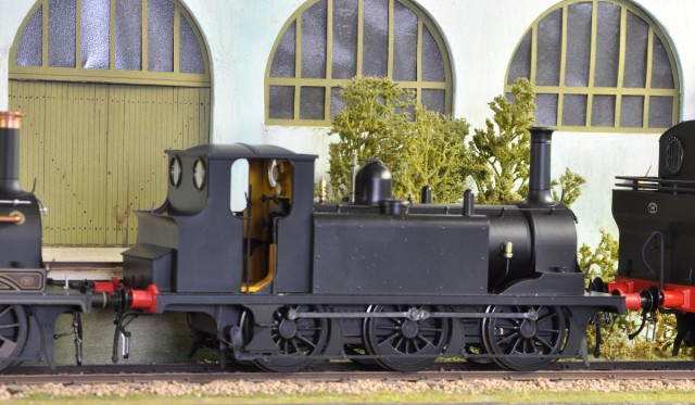 TERRIER toute noire sans numéro, que Pierre compte transformer en machine du HIGHLAND RAILWAY (qui a eu les toutes premières TERRIER - 3 en fait, avant le LBSC), en allongeant (entre autres) les caisses à eau.