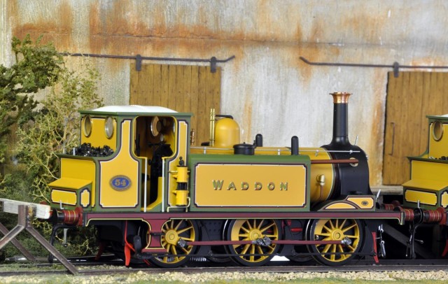 La série de machines à vapeur qui suivent sont des fabrications DAPOL. Présentées par Pierre, elles sont toutes équipées en DIGITAL, voire en DIGITAL SONORE. Cela vaut un peu moins de £400 chaque. Ci-dessus, TERRIER du London Brighton &amp; South Coast Railway (LBSC), dénommée WADDON, fabrication exclusive pour le Club DAPOL.