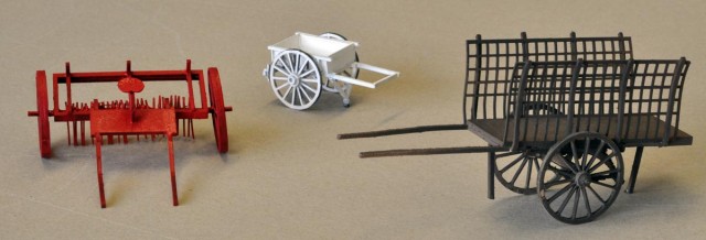 De MAQUETTE CREATION. Trois références en carton-bois en découpe laser à monter et peindre, avec la râteleuse, la brouette à bras de maçon et la charrette transport de charbon. Comme toujours, je trouve la rigidité des modèles plus efficace une fois peints.