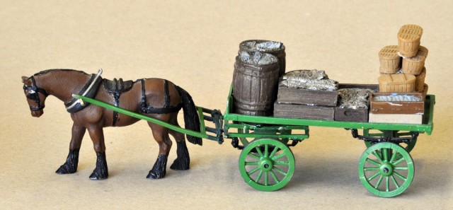 Plateau de livraison de chez PHOENIX encore (réf OV1) tiré par un cheval PHOENIX toujours. Le chargement de poisson est composé de pièces PLM CASTAWAY dans sa gamme « Market &amp;Traders (disponible chez INVERTRAIN https://invertrain.com/product-category/people/unpainted/). Les cagettes à huitres proviennent de chez DUPLIFORM. Il est possible de prendre des cagettes à légumes chez MK35 qui ont une forme équivalente, mais ne sont pas destinée au fruits de mer !