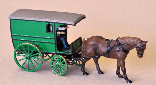 Fourgon de livraison fermé de chez PHOENIX (ref OV4)  - Cheval de chez PHOENIX également.<br /><br />Disponible auprès de S&amp;D http://www.sanddmodels.co.uk/products_43.htm ou INVERTRAIN https://invertrain.com/product-category/vehicles/<br /><br />PHOENIX propose une demi-douzaine de références de chevaux au moins, certains sont harnachés, certains sont libres. Les chevaux sont de taille « moyenne », ce qui ne permet pas de tirer des charges lourdes.<br /><br />Pour obtenir des chevaux plus lourds, il convient de se tourner vers DUNCAN MODELS qui propose des Shires, harnachés ou pas, que l’on peut assimiler à des Percherons ou des Boulonnais. (pas de photo). http://www.duncanmodels.co.uk/price_list_figures_and_animals.htm kits en métal blanc.
