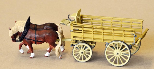 Kit anglais livré avec un attelage de 4 chevaux que j’ai trouvé un peu « figés ». Sur la photo, ils ont été remplacés par une paire de chevaux de chez https://www.hauser-figuren.de/spur-0/, acheté lors d’une expo à Genk, mais que l’on doit aussi pouvoir se procurer chez Aubertrain http://aubertrain.com/page-france.html. AHUSER propose des chevaux harnachés ou pas, dans des robes de toutes natures. Modèles peints uniquement.
