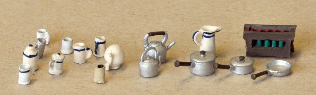 Les gros plans sont souvent catastrophiques !<br />Divers objets et accessoires, avec théière, bouilloire, mugs, pichets, pots, broc, etc. Cela vient encore de différents artisans : S&amp;D, PLM CASTAWAY, LYNX, DUNCAN MODELS...