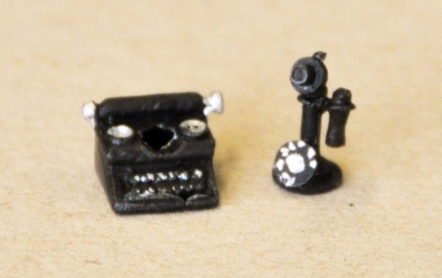 Afin de meubler un bureau, une machine à écrire et un téléphone ancien de chez LYNX MODELS https://www.lynxmodels.net/castings.html