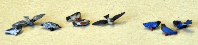 Tous les oiseaux des photos suivantes sont des fabrications LANGLEY MODELS, DUNCAM MODELS, LYNX MODELS. Pour les plus petits, j’ai utilisé des oiseaux PREISER en HO (pix 69). Pour l’identification et la peinture, je me suis basé sur un petit guide permettant d’identifier les oiseaux, donnant leur taille, leurs lieux de vie et leurs habitudes. ça aide pour peindre !<br />De gauche à droite : Choucas des Tours, Corneilles Noires, Corneilles Mantelées.