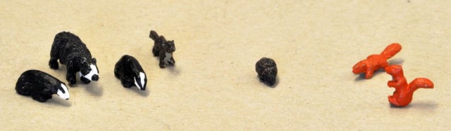 Blaireau, martre, hérisson, écureuil de différentes origines telles que LANGLEY MODELS http://www.langleymodels.co.uk/acatalog/Online_Catalogue_O_Scale__1_43rd__Kits___1_50th_Road_Transport_Transfers_77.html, DUNCAN MODELS http://www.duncanmodels.co.uk/price_list_figures_and_animals.htm. Les pièces sont vendues soit individuellement (chez DUNCAN) soit en lot de plusieurs animaux (chez LANGLEY).<br />à noter que la martre peut être aussi peinte comme une hermine d’après la notice ! C’est prévu avec le prochain blister auquel je vais m’attaquer bientôt !