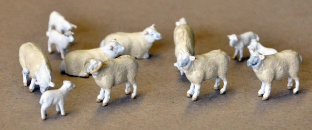 Ci-dessus et ci-dessous, moutons et agneaux à tête blanche de chez LYNX MODELS. Pour la laine, j’ai finalement opté pour la teinte « bois neuf » de chez DECAPOD.