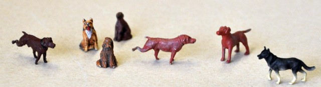 Assortiment de chiens, de différentes origines, y compris LYNX MODELS, DUNCAN MODELS, LANGLEY MODELS, et même PREISER (le berger allemand à droite!).