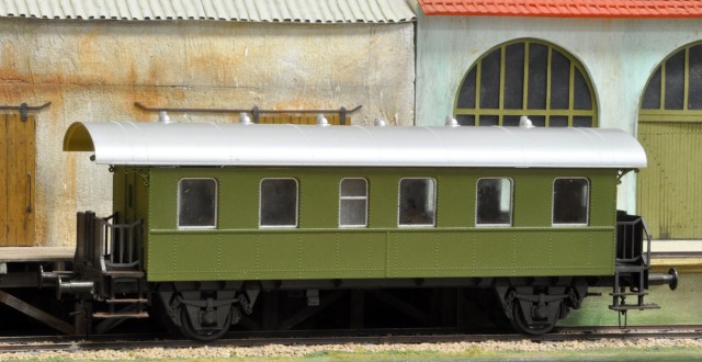 Une voiture type « boîte à tonnerre » de Rivarossi retouchée et repeinte par Ludovic. On trouve d’occasion du matériel de cette marque à l’échelle Zéro, à des prix très abordables.