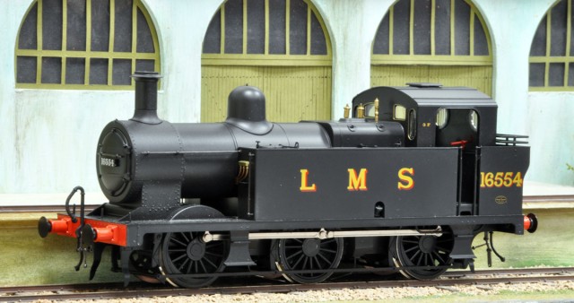 Patrick ouvre une boîte DAPOL contenant une Fowler 3F "Jinty" qui sera digitalisée  (décodeur 21MTC Zimo, non disponible actuellement en France) et francisée. Elle sera immatriculée 030 TW. Et toujours au prix du matériel britannique...