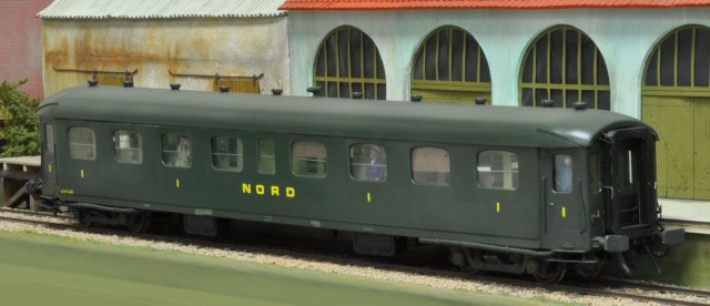 Les voitures RAPIDE NORD sont des GUILLERMET, artisan bien connu des modélistes des années 70 (du 20ème siècle). Elles ont été totalement démontées, réalisation des renforts de châssis, pose de coffres et de dynamos sous le châssis. L’intérieur a reçu une décoration aux couleurs époque III, les personnages du commerce ont été modifiés et repeints, avant d’être collés en place, les baies vitrées retravaillées avec ajout de stores. Les marchepieds ont été refaits ainsi que la ligne de toiture avec aérateurs conformes, les soufflets sont remplacés ainsi que les tampons et quelques pièces issues du catalogue KIT-ZERO complètent les traverses. Après peinture totale aux couleurs du NORD époque III, les marquages sont réalisés au CRAFT-ROBO  la patine est menée à l’aérographe et aux terres à décor.