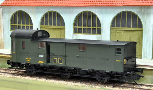Le fourgon Pw3 Pr 11 présenté en version SNCF est le complément logique des voitures prussiennes 3 essieux à portières latérales. L’organisation du compartiment chef de train est assez proche de celle du fourgon marchandises Pwg 14, en revanche la partie accessible par la grande porte coulissante de ce fourgon affecté au service commercial n’est pas un compartiment de service mais est destinée au transport des bagages des voyageurs.