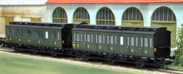 Les 2 types de voitures prussiennes à savoir la C3 Pr 11 et la B3 Pr 10a ici présentées en version SNCF (B5 tf et C6 tf) ont la décoration d’avant 1956 avec toit et bouts noirs, sont équipées de l’éclairage électrique et ont le lanterneau vitré d’origine. Si ces voitures sont censées être de (rares) prises de guerre 1945, elles pourront rouler telles quelles, sinon le montage de tampons SNCF/OCEM  sera le bienvenu pour les nombreuses voitures reçues en 1919 au titre de l’Armistice. à noter que des plaques d’itinéraires vierges mais magnétisées sont fournies avec le modèle.