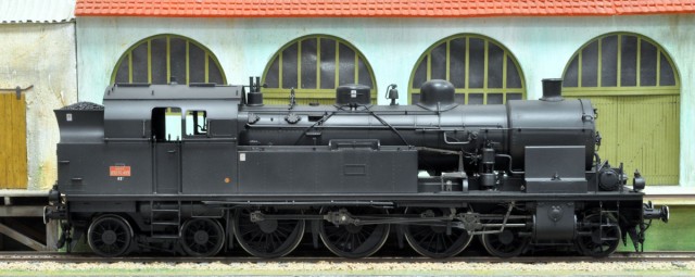 Cette vue montre que la 232 TC a non seulement conservé sa pompe de frein Knorr d’origine mais surtout la cloche à vapeur sur le haut de la chaudière, afin de se signaler sur les lignes en accotement des routes et les traversées de village dans la rue principale.  On voit par ailleurs parfaitement l’inclinaison vers l’arrière de la soute à charbon SNCF.