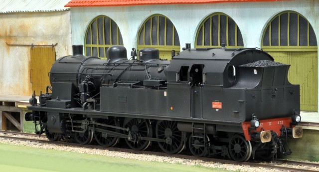 La 232 TC 423 Lematec présente une rehausse de hotte à charbon mécano-soudée avec renforts verticaux rivetés spécifiques aux machines SNCF. Elle est en effet d’un seul tenant depuis le panneau horizontal de la soute et intégralement inclinée vers l’arrière alors que les diverses hottes (en métal ou en bois) ajoutées par les chemins de fer  allemands ne font que compléter la demi hotte KPEV sans aucune solution de continuité esthétique. Sur le toit de l’abri, le gros cabochon rond de protection de la lampe d’abri a disparu (victime d’une récupération de matériaux non ferreux ?) pour laisser apparaître la seule cheminée de la lampe et une trappe supplémentaire (en planches de bois !) a été ajoutée à l’arrière du toit de l’abri pour le chargement des briquettes.
