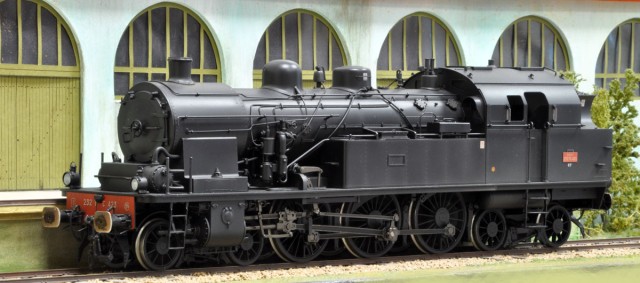 La 232 TC 423 Lematec issue de l’adaptation d’une BR 78 Kiss est la seule version fidèle de 232 TC SNCF (ex T18 AL) connue à ce jour. La 232 TC sortie par Fulgurex il y a presque 40 ans avec entre autres choses une mécanique exceptionnelle n’est en revanche qu’une T18  telle que construite pour les chemins de fer prussiens (KPEV) et alsaciens (EL), la version SNCF ayant seulement bénéficié d’une livrée verte et noire SNCF sans présenter aucune des modifications intervenues dans les années 1940. La chaudière de la 232 TC Lematec est la chaudière d’origine KPEV/EL avec une grosse sablière ronde derrière le dôme à vapeur, tout comme sa cousine 230 de vitesse compound à 4 cylindres et distribution de Glehn, type S10.1 de 1911, reconnaissable à la disposition décalée des cylindres et à la traverse de traction haute.  Du côté du chauffeur, la 232 TC est dotée d’un réservoir TIA posé sur le dessus la soute à eau et à l’avant, la pompe alimentaire du réchauffeur est la pompe Knorr d’origine.