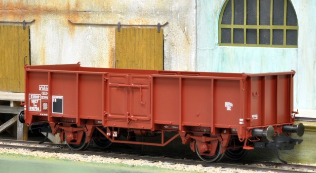 Le tombereau à 2 portes UIC-ORE type 2 est un type très largement répandu en Europe. La DB en fit construire à elle seule 17.300 exemplaires sous le type Omm55 entre 1955 et 1962. La SNCF qui s’était doté de nombreux tombereaux à 4 portes UIC-ORE type 1, n’en fit en revanche construire que 900 exemplaires en 1957 dont 385 freinés (Tow). Compte tenu de cette date, les tombereaux construits par Marpent furent dotés d’origine des portes lanterne plats UIC. Pour franciser entièrement le modèle Schnellenkamp issu de l’Omm55, il conviendra de remplacer les tampons par des tampons OCEM/SNCF et les crochets triangulaires d’arrimage aux 4 extrémités du wagon par des crochets à 2 cornes.  La livrée rouge UIC de 1960 (qui entre autres choses éliminait tout travail de masquage avant peinture du wagon) impose par ailleurs que les tampons et les toiles de roues soient de couleur rouge UIC comme le reste du wagon.