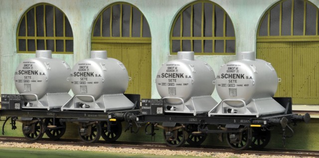 2 wagons (différents) et 4 containers citernes de type OCEM sont réalisés par Christian à partir du kit HaxoModele. Nombreuses modifications/ajouts sur les citernes. Les inscriptions des wagons et des containers sont redessinées sous CorelDraw et imprimées sur les feuilles décalques (boutique FFMF).