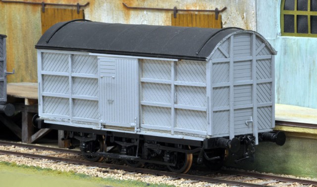 Autre couvert Nord de Maquette Service. C'est un 43 m3 doté de 3 essieux. Or ces wagons à 3 essieux sont des types F, pour trains de messagerie. Ils ont la particularité d’avoir un marchepied courant tout le long du wagon. Celui-ci n’en n’a pas. Cette modification sera très rapidement entreprise par Pierre.