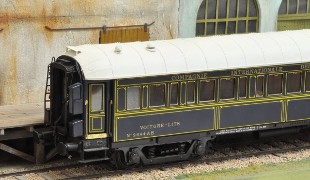 Après recherches, Pierre a pu découvrir que la voiture lit était une type S, n°2641 à 2674, construite en 1922 à Leeds. Un détail l’a toutefois interpelé avec cette voiture… Certaines cloisons de compartiments tombaient au milieu des fenêtres. Après ouverture de la toiture, une constatation s’imposait, la voiture avait eu son intérieur monté à l’envers… Les compartiments avaient eu droit aux fenêtres du couloir. Un peu de travail laborieux pour comprendre comment était assemblé l’intérieur, et une petite heure plus tard, l’intérieur remonté correctement faisait coïncider cloisons des compartiments avec les parties pleines de la caisse. La voiture n’en avait que meilleure allure !