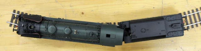 La 141 R Fulgurex a encore un peu de jeu latéral dans la courbe R2 de 1.028 mm et la franchit sans couinement. Il est certain que c’est extrême et qu’il convient de ne pas franchir la courbe à toute vitesse afin de soulager les efforts sur l’embiellage. En réalité,  de nombreux modèles laiton des années 70 à 2000 ont la capacité de franchir des courbes serrées, ainsi la 141 P Fulgurex (avec distribution intérieure) est essayée en son temps par Loco Revue sur un réseau avec des courbes de rayon 1.300 mm ! Les modèles Kiss en laiton comme la BR 78 qui a donné la 232 TC de Lematec ou la 141 R fuel à roues Boxpok sont quant à eux donnés pour un rayon de 800 mm et cela fonctionne comme cela a pu être vérifié sur un réseau d’essai constitué de voie O Scale à ce rayon!  Il est clair que les machines à empattement symétriques (131/141/232 etc) sont favorisées et que les machines grandes roues à essieux de type 241 sont en revanche à oublier. Sans être châtelain, il est donc possible d’avoir un réseau bouclé « tour de pièce » avec par exemple des courbes de 1.200 mm (48 pouces ou 4 pieds) sur lequel pourra circuler du matériel « grandes lignes », les voitures étant dotées de l’attelage automatique à coulisse NEM comme l’est par exemple la rame Rheingold de MTH.