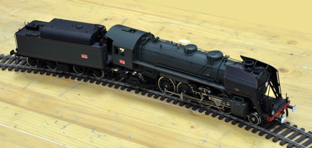 La 141 R 1106 Fulgurex (à partir de 1972) n’exige pas des rayons minimaux de 1,80 m ou 6 pieds comme il est courant d’entendre.  Elle est ici posée sur une courbe « parabolique » constituée d’un rail Lenz R10 de rayon 1.649 mm soit 65 pouces suivi de 2 rails R2 de rayon 1.028 mm soit 40 pouces. Le raccordement « parabolique » permet à la machine de s’inscrire progressivement et sans décrochement violent dans la courbe serrée.  Même sur un réseau à courbes de (très) grand rayon, il est largement préférable de réduire ce rayon pour intégrer un raccordement parabolique à un tracé en pur demi-cercle : le matériel s’inscrit alors de manière parfaitement fluide dans la courbe. Cette pratique était déjà recommandée pour le Zéro « finescale » dans les années cinquante du siècle alors que d’autres pratiquaient de surcroit le sur-écartement à 33 mm des courbes serrées.