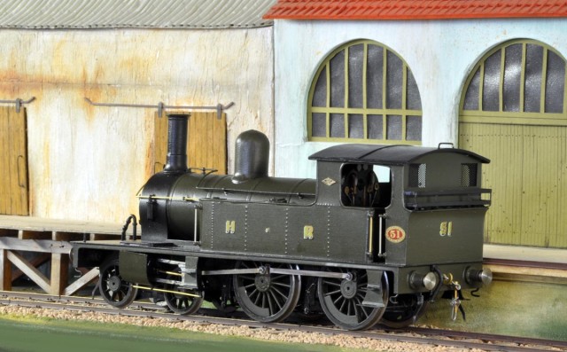 Locomotive du Highland Railway de type Yankee Tank (littéralement Machine tender de type américain!)  livrée par Dübs en 1893. Numérotée à l’origine 11, renumérotée 51 dès 1899, puis 51A en 1919, et réformée avant l’attribution d’un numéro par le LMS (en 1924). Montée à partir d’un Lochgorm Kits, acheté sur un site d’enchère connu à un prix raisonnable (dans les 300 euros !) elle a été digitalisée depuis. Elle est destinée à assurer un service sur la « Planche à Repasser » du défi RAMMA d’il y a 5 ans.