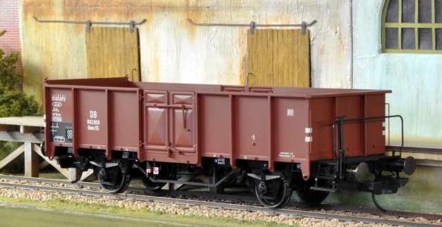 Modèle Schnellenkamp : Ce tombereau Omm 55 de la DB (type UIC-ORE 2) avec plateforme de freinage et frein à vis présente à la fois un châssis et une caisse asymétrique. Ceci est patent pour le châssis mais aussi visible pour la caisse avec un bout oscillant opposé à la plateforme et un bout fixe aligné avec la ceinture de caisse légèrement plus basse. C’est le diagramme que la SNCF n’a pas utilisé pour sa petite série (moins d’un millier d’exemplaires) fabriquée en 1957 avec une majorité de wagons en conduite blanche (sans freins) !