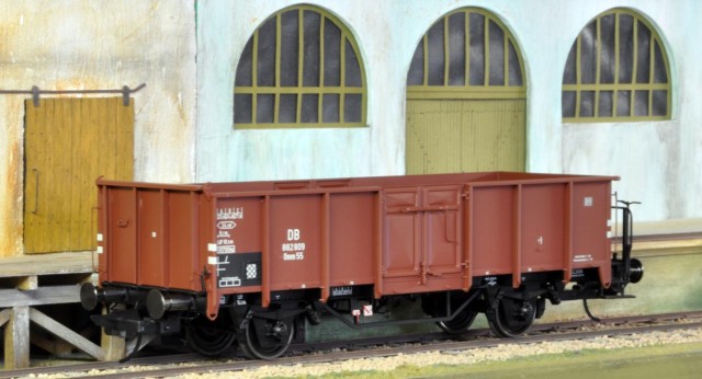 Les portes présentent des fermetures qui ne sont pas moulées avec la caisse, mais sont des pièces rapportées. Les attelages sont les nouveaux modèles de la marque, qui permettent d'atteler (manuellement) des wagons munis d'attelages à vis.