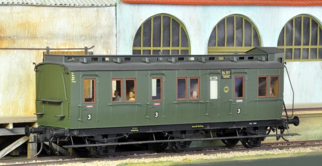 Cette modification de voitures livrées avec 3 essieux, destinée à réduire l’entretien, a été généralement effectuée par la DRG dans les années 30. Une version SNCF (Prise de guerre 1945) semble des plus hypothétiques. Le matériel récupéré et remis en état était généralement bien plus moderne (Boites à tonnerre, Voitures Bastille etc...).