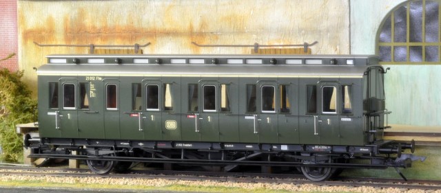 Cette voiture prussienne à portières latérales (Lenz) devenue 1ère classe à la DB après 1956 diffère de celle montrée ci-dessus par son châssis à 2 essieux, doté d’un renfort significatif du châssis et d’une batterie disposée au centre. Une version similaire existe pour la voiture de classe inférieure à sièges en lattes de bois (2ème classe à la DB après 1956).