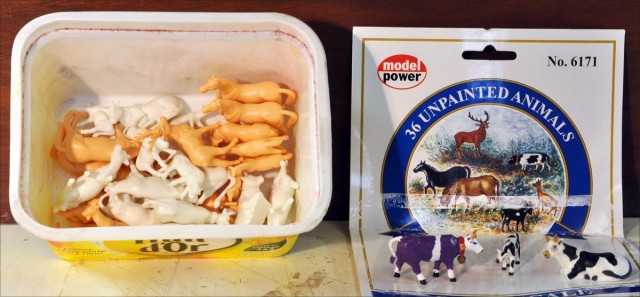Le magasin "Les Trains de Daliplumes" propose du matériel provenant des USA. Le Zéro y est au 1/48ème, mais cela n'est pas gênant pour les animaux.