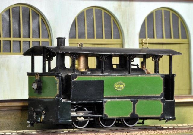 Petite machine tramway à vapeur à voie étroite (16,5 mm) trouvée à un prix très raisonnable sur un site d’enchères connu, équipée en digital sonore. Elle viendra compléter l’exploitation du réseau actuellement en construction à Amiens (AMAL = Association des Modélistes d’Amiens-Longueau). La machine est réalisée en laiton, sur une motorisation Bachmann.