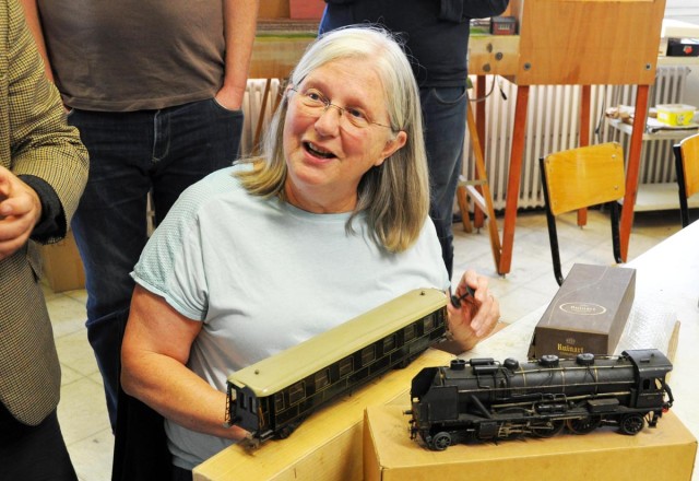 Claire raconte avec passion l'histoire des trains et de la famille qui se les transmet.