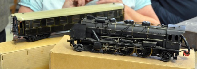 Le matériel Marescot (voiture) et Fournereau (qui rachète la marque et poursuit par ses propres créations comme la locomotive) sont à la charnière entre le tin plate et les modélisme fin. La séparation se fera au fur et à mesure des progrès des matériaux et de la technique.