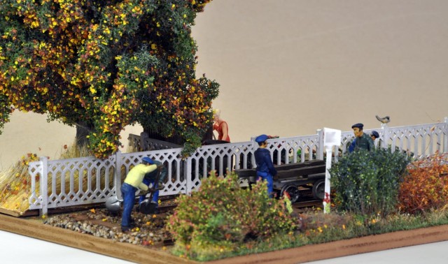 Sur ce diorama Pierre a implanté un PK (Point Kilométrique) type Nord. C'est un modèle ancien, antérieur à la création de la SNCF, moulé en fonte en réalité. Ils disparaissent peu à peu lors des travaux de voie important, et sont remplacés par des modèles légers en tôle fixée sur un simple poteau en tube.