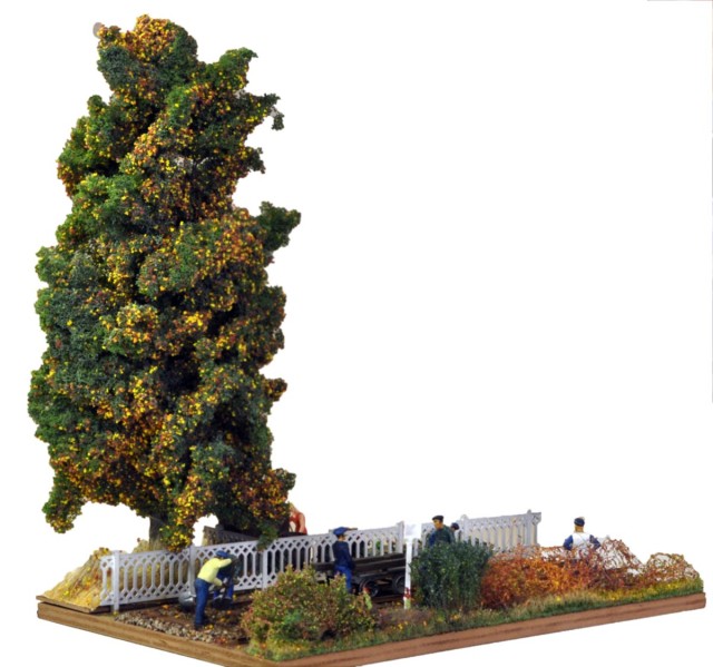 Pierre a apporté plusieurs petits dioramas réalisés sur une surface A4 comme cela avait été demandé dans le challenge du Cercle du Zéro, ainsi que par LOCO-REVUE pour TRAINSMANIA. Nous les avions aperçus "en construction" en janvier puis en avril. Les voici terminés.<br /> 01 - Un diorama présenté à Lille, représentant le changement de traverses sur un petit bout de voie unique. Lors des présentations ultérieures de ce diorama à Longueau, puis à Pithiviers, les jeunes visiteurs ont été invités à retrouver cinq animaux : un chien, un écureuil, un lièvre, et deux oiseaux. Inutile de préciser l’intérêt suscité, ainsi que l’aide des parents ou grands-parents à chaque occasion. On retrouve sur le diorama le poteau kilométrique NORD en impression 3D que proposera bientôt la section régionale Picardie-Nord-Pas de Calais.