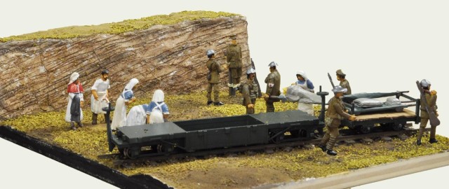 Les reliefs sont réalisés en carton de calendrier recouvert de DAS (acronyme anglais pour pâte à modeler autodurcissante à l'air), mis en teinte par du Panel Line Accent Color de TAMYA, après discussion avec Daniel67 sur le Forum du Zéro.
